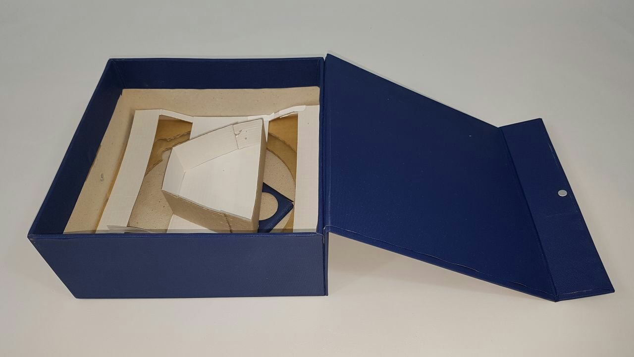 جعبه های درب دار